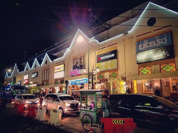 Suasana malam di dekat Malioboro Mall Yogyakarta, sumber ig @malioboro_insta