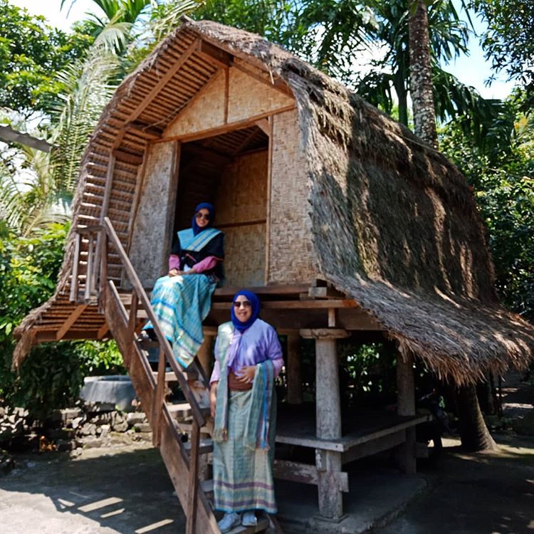 Foto rumah adat di desa Sukarara Lombok, sumber ig @chriesaputri