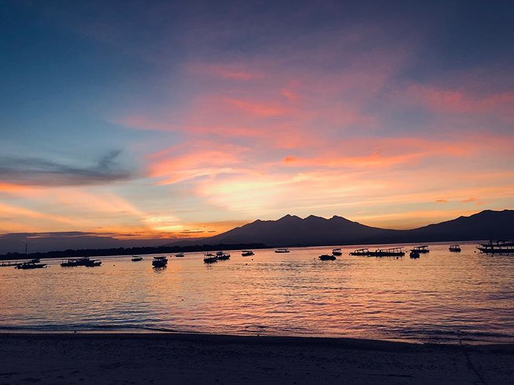 Matahari terbit di Gili Air Lombok, sumber ig @dewisa.jpg