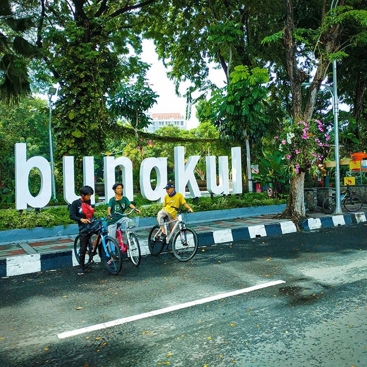Bersepeda di taman Bungkul Surabaya, ig 120sy