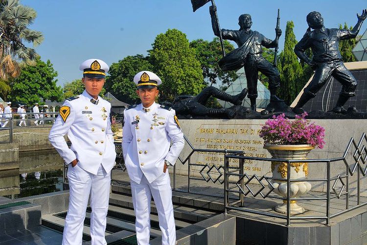 Foto marinir di depan patung tugu Pahlawan Surabaya, ig boby_refianto