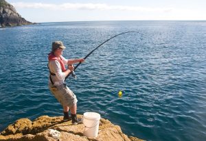 Seseorang yang sedang memancing, Sumber: pulauseribu-resorts.com