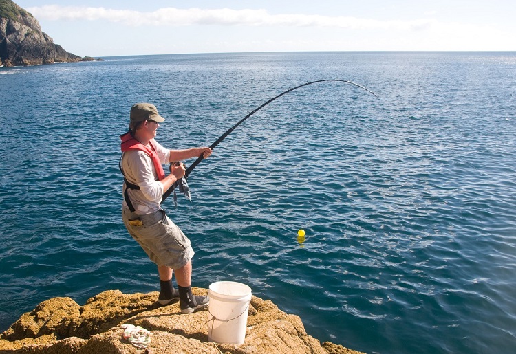 Seseorang yang sedang memancing, Sumber: pulauseribu-resorts.com