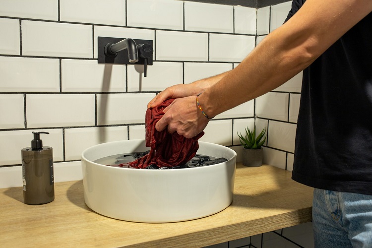 Pakaian bisa dicuci di wastafel, Sumber: blog.tortugabackpacks.com