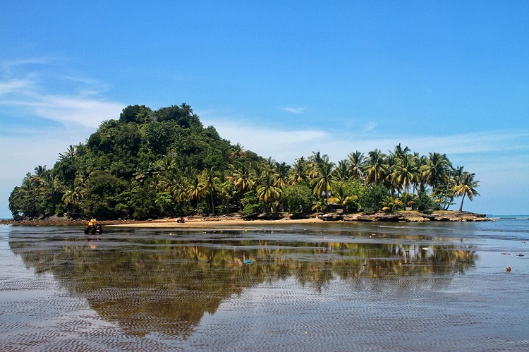 Pantai Air Manis, Sumber: id.wikipedia.org